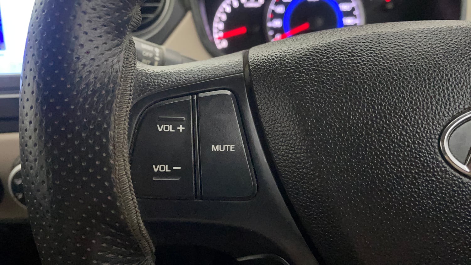 Used 2019 Hyundai Grand i10 Magna 1.2 Kappa VTVT Petrol Manual top_features Steering mounted controls