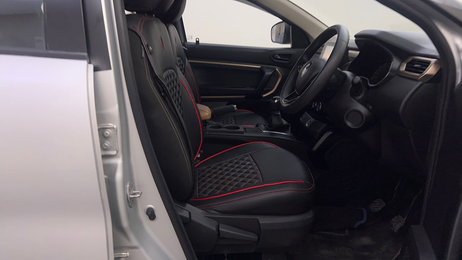 Used 2021 Renault Kiger RXT 1.0 Turbo MT Dual Tone Petrol Manual interior RIGHT SIDE FRONT DOOR CABIN VIEW