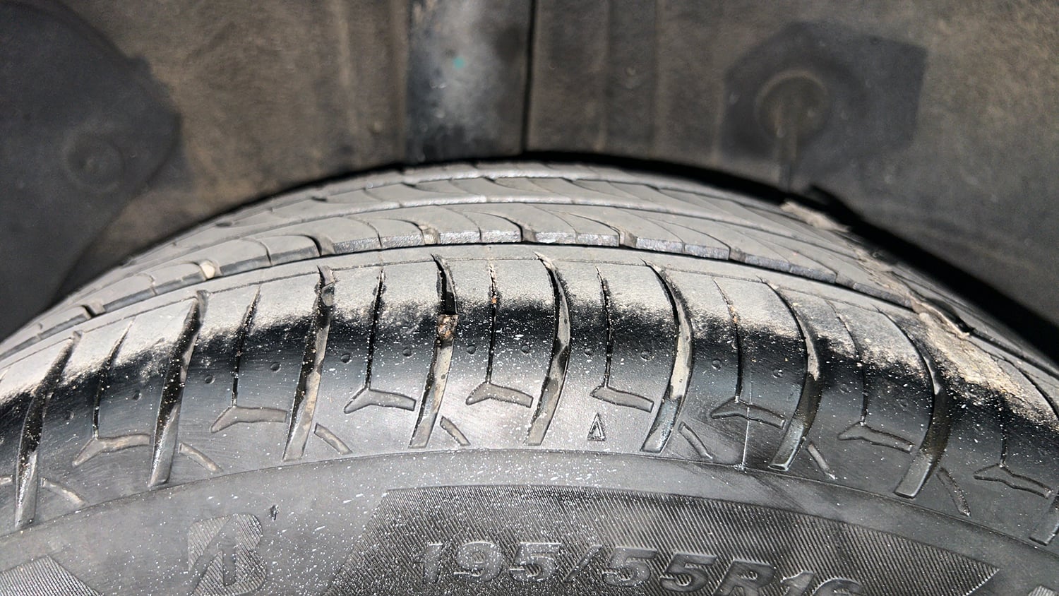 Used 2016 Hyundai Elite i20 Asta 1.2 (O) Petrol Manual tyres RIGHT REAR TYRE TREAD VIEW