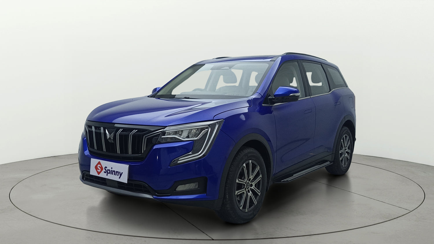 Used 2022 Mahindra XUV700 AX 7 Petrol AT 7 STR Petrol Automatic exterior LEFT FRONT CORNER VIEW