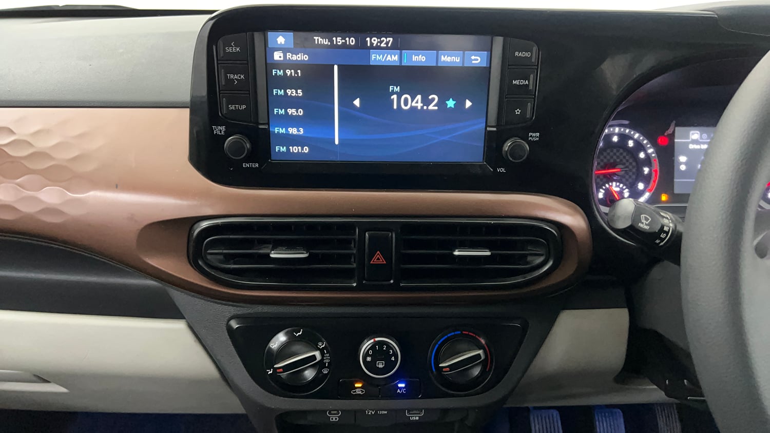 Used 2023 Hyundai Aura SX 1.2 CNG Cng Manual interior MUSIC SYSTEM & AC CONTROL VIEW