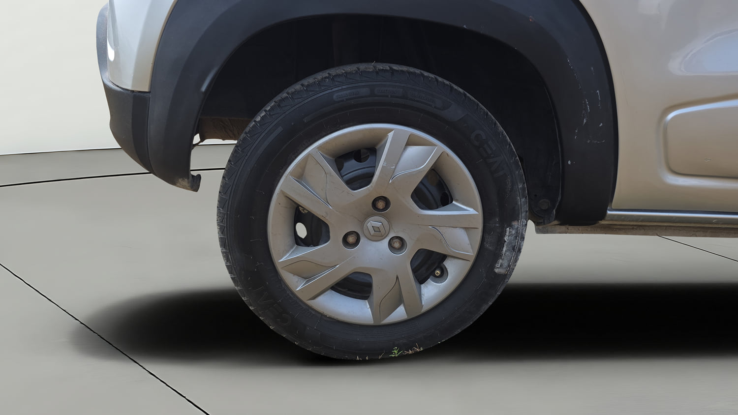 Used 2021 Renault Kwid RXT 1.0 Opt Petrol Manual tyres RIGHT REAR TYRE RIM VIEW