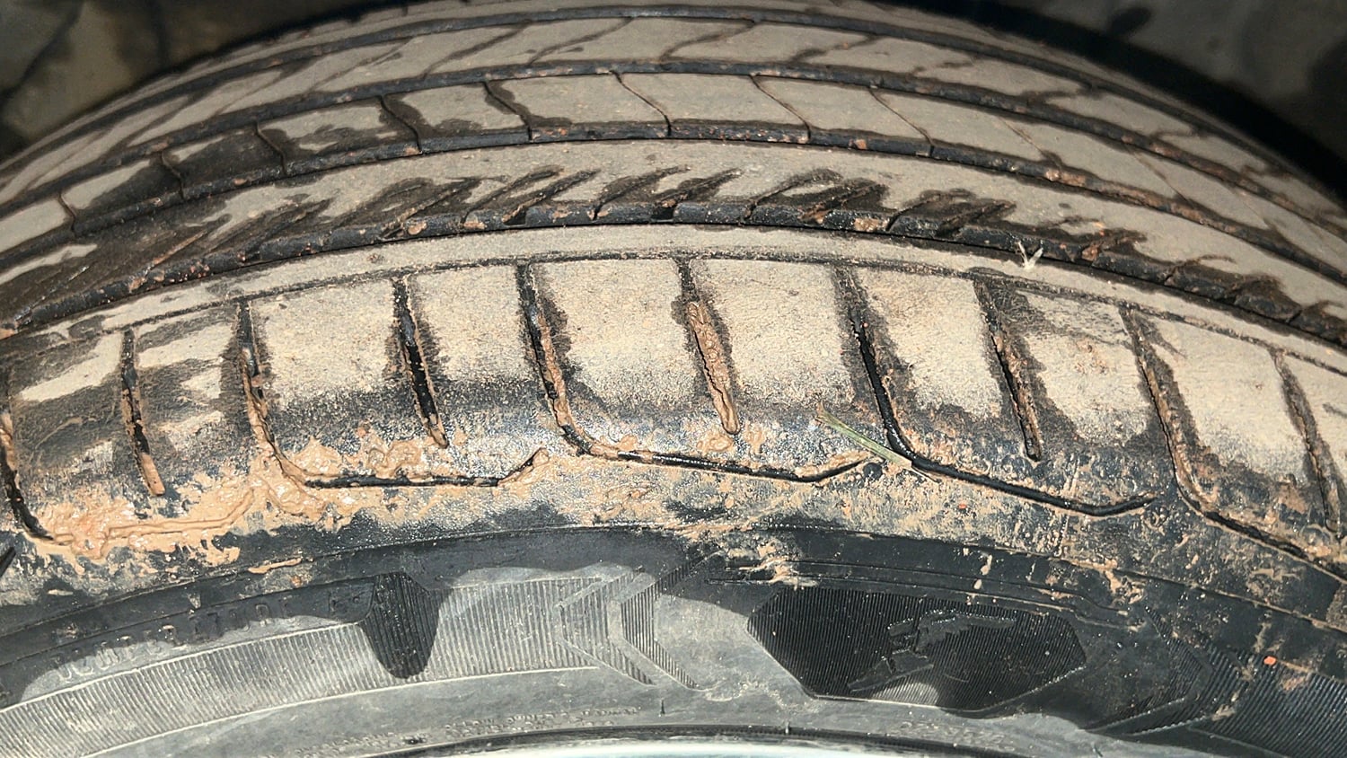 Used 2024 Toyota Innova Hycross ZX Hybrid 7 STR Hybrid Automatic tyres LEFT FRONT TYRE TREAD VIEW