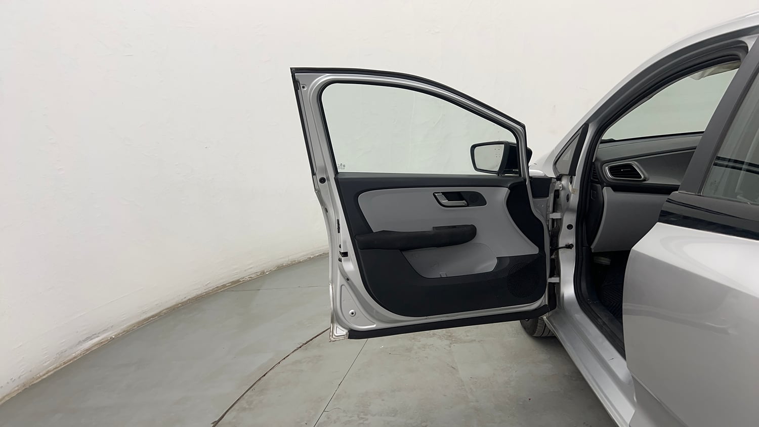 Used 2020 Tata Altroz XZ Petrol Petrol Manual interior LEFT FRONT DOOR OPEN VIEW