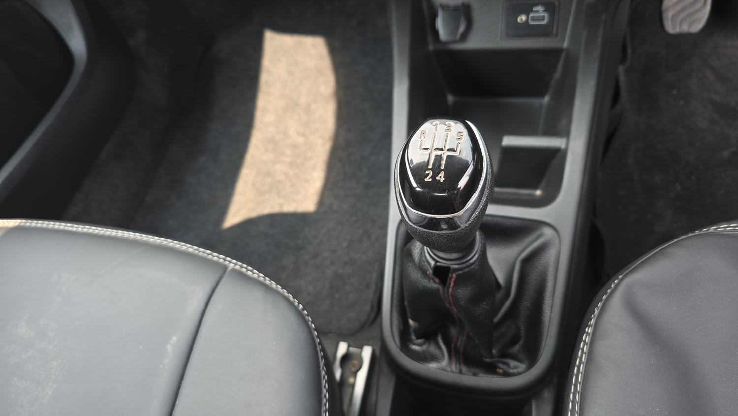 Used 2021 Renault Kwid RXT 1.0 Opt Petrol Manual interior GEAR  KNOB VIEW