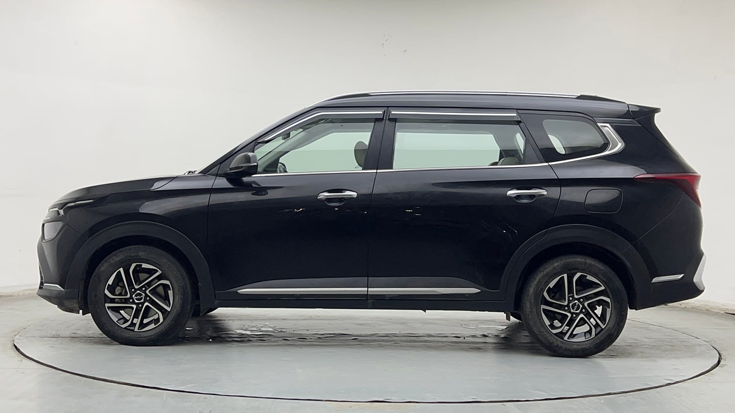 Used 2022 Kia Carens Luxury Plus 1.5 Diesel AT 7 STR Diesel Automatic exterior LEFT SIDE VIEW