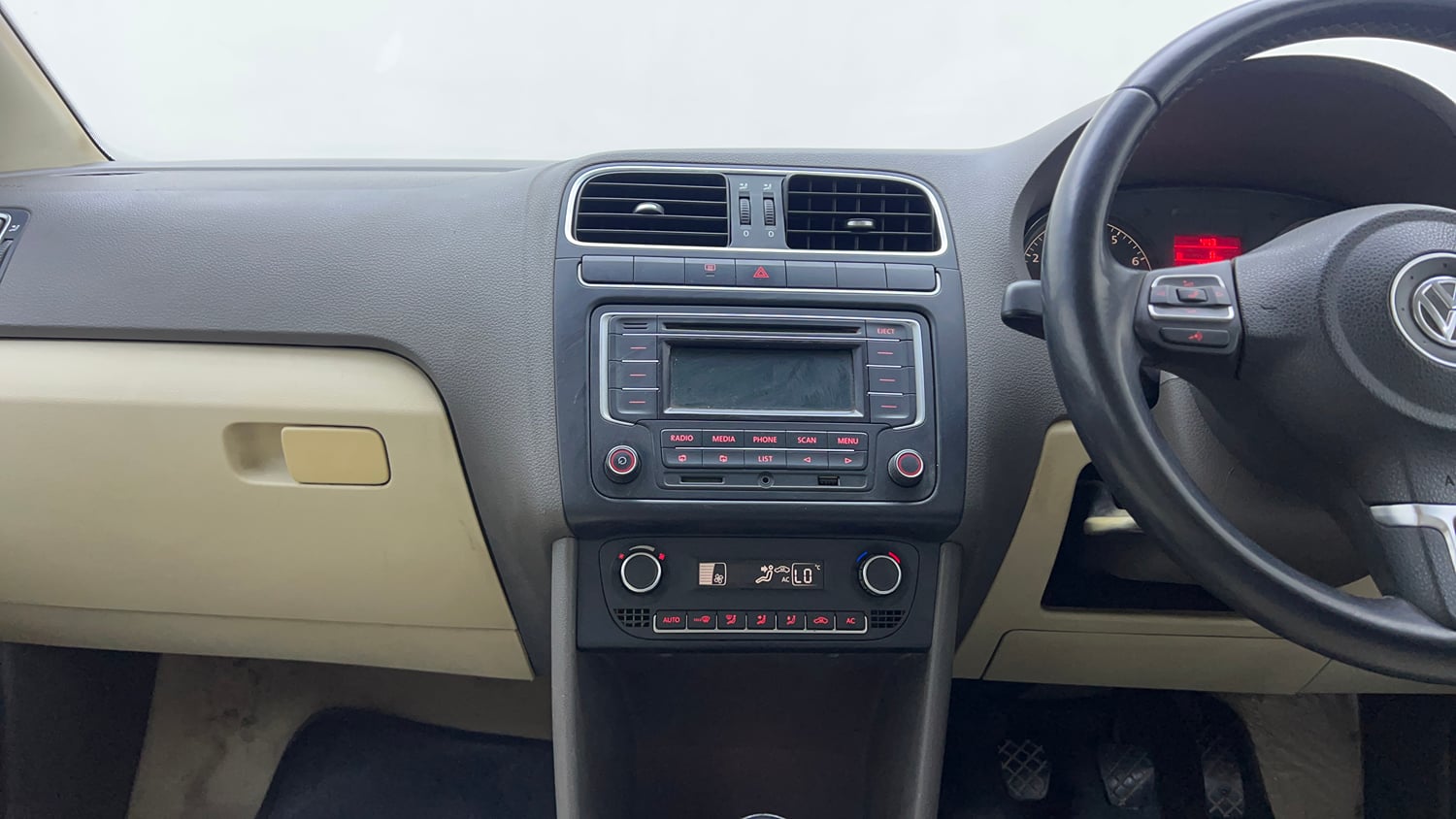 Used 2014 Volkswagen Vento Highline Petrol Petrol Manual interior MUSIC SYSTEM & AC CONTROL VIEW