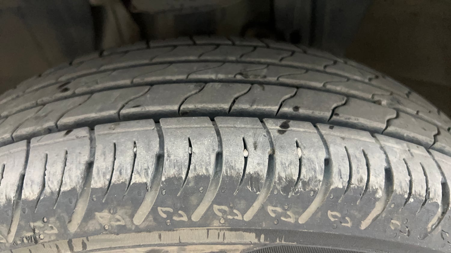 Used 2021 Renault Kiger RXZ MT Petrol Manual tyres LEFT FRONT TYRE TREAD VIEW