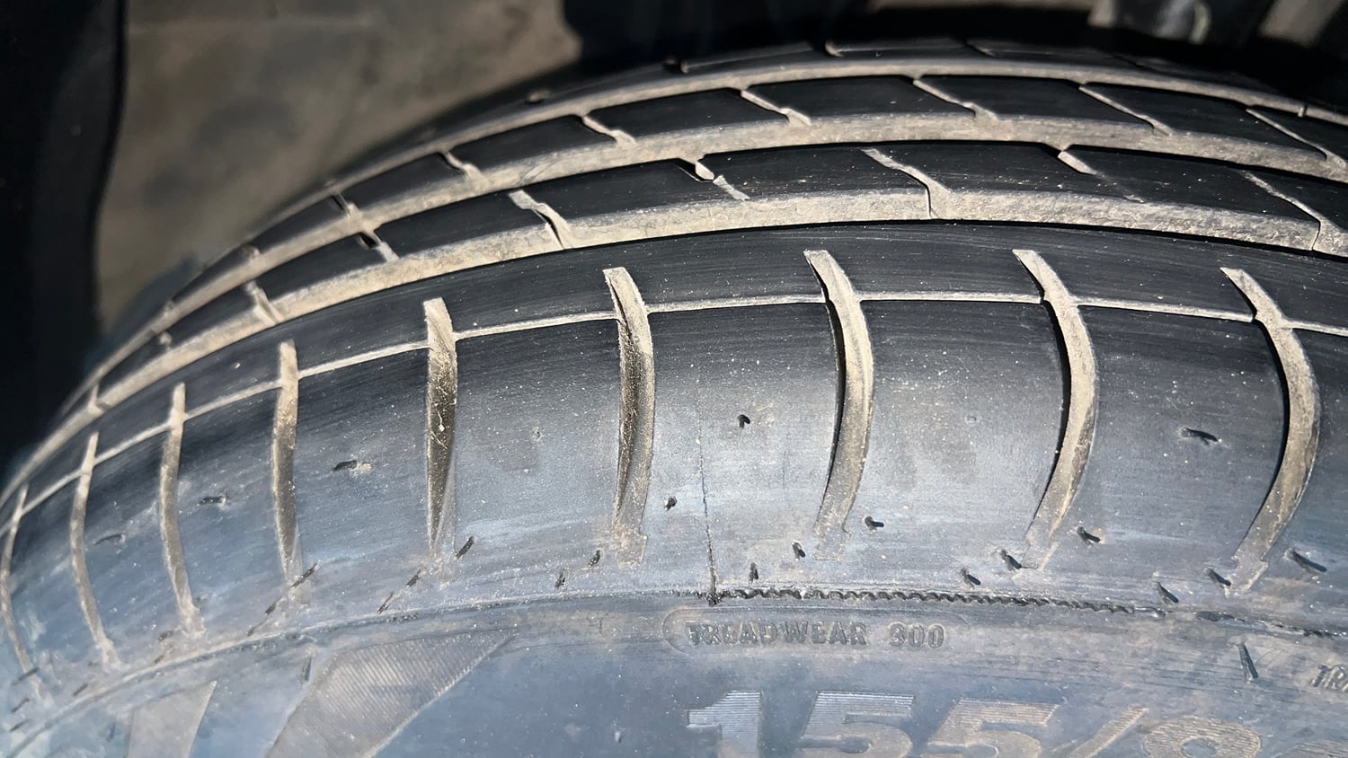 Used 2016 Renault Kwid RXT Petrol Manual tyres RIGHT FRONT TYRE TREAD VIEW