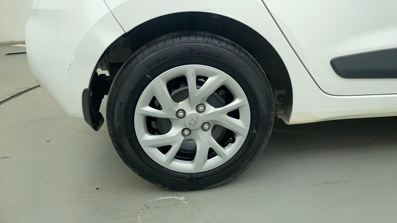 Used 2019 Hyundai Grand i10 Magna 1.2 Kappa VTVT Petrol Manual tyres RIGHT REAR TYRE RIM VIEW