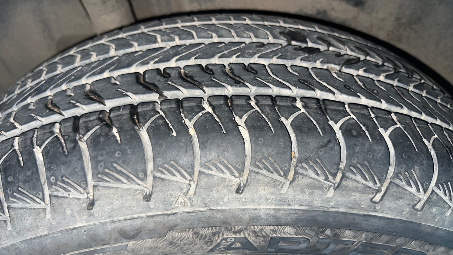 Used 2023 Maruti Suzuki Grand Vitara Delta Smart Hybrid AT Petrol Automatic tyres RIGHT REAR TYRE TREAD VIEW