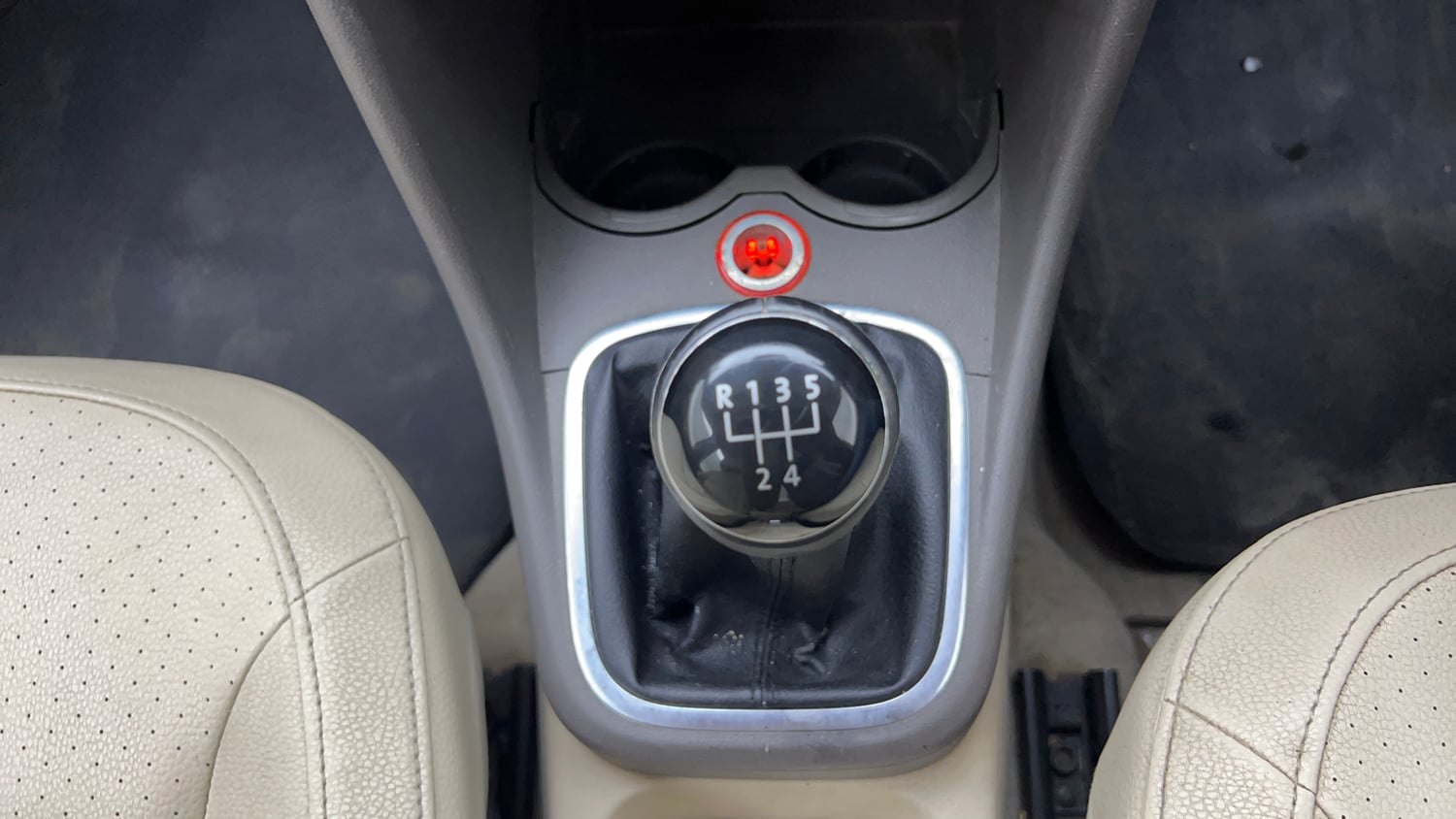 Used 2014 Volkswagen Vento Highline Petrol Petrol Manual interior GEAR  KNOB VIEW