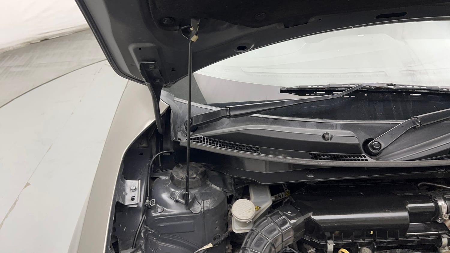 Used 2019 Maruti Suzuki Dzire VXi Petrol Manual engine ENGINE RIGHT SIDE HINGE & APRON VIEW