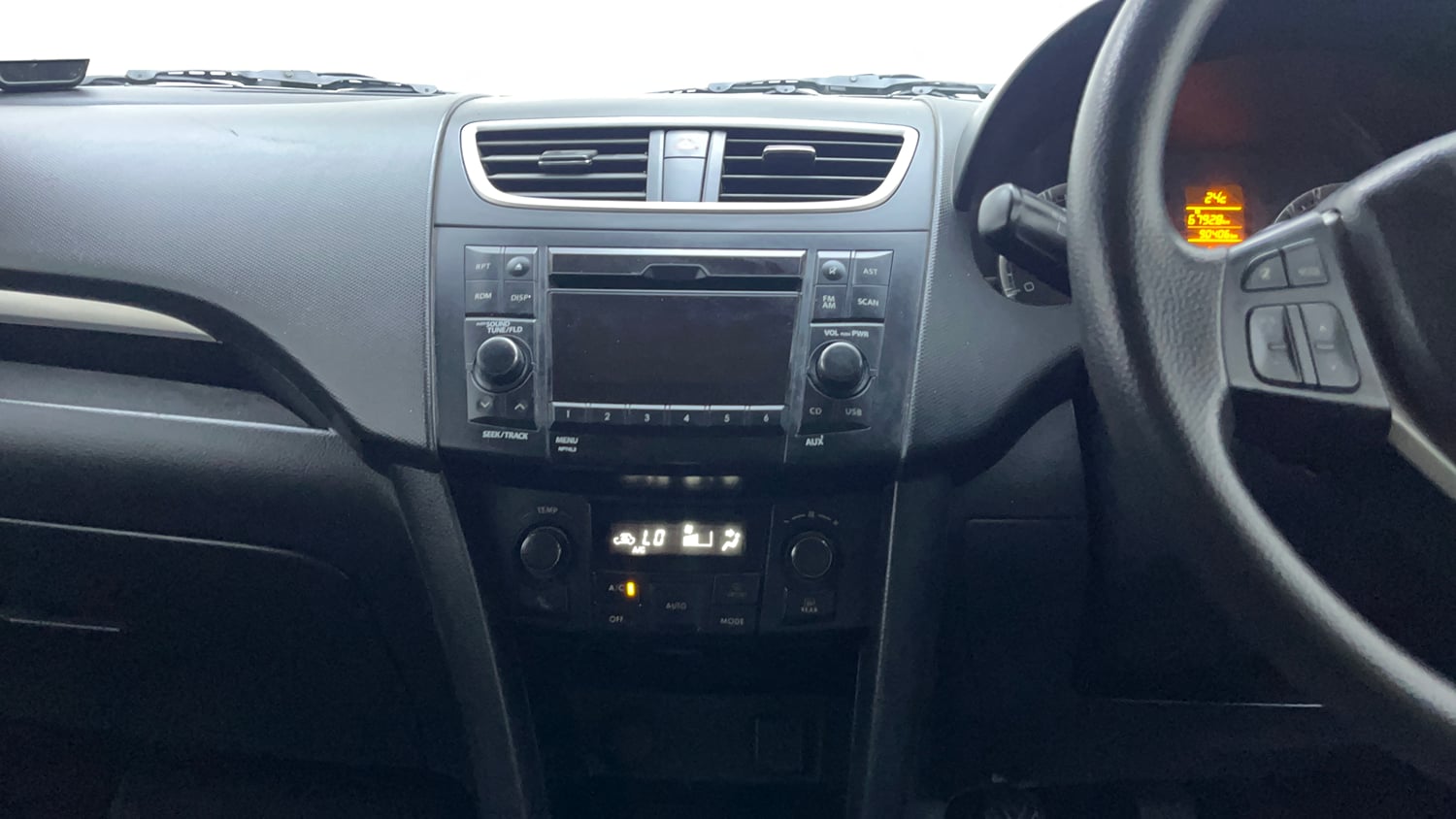 Used 2014 Maruti Suzuki Swift ZXi Petrol Manual interior MUSIC SYSTEM & AC CONTROL VIEW