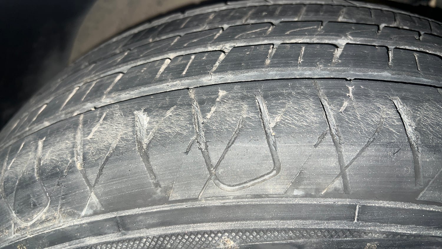 Used 2024 Mahindra XUV 3XO AX5 1.2 Petrol Petrol Manual tyres RIGHT FRONT TYRE TREAD VIEW