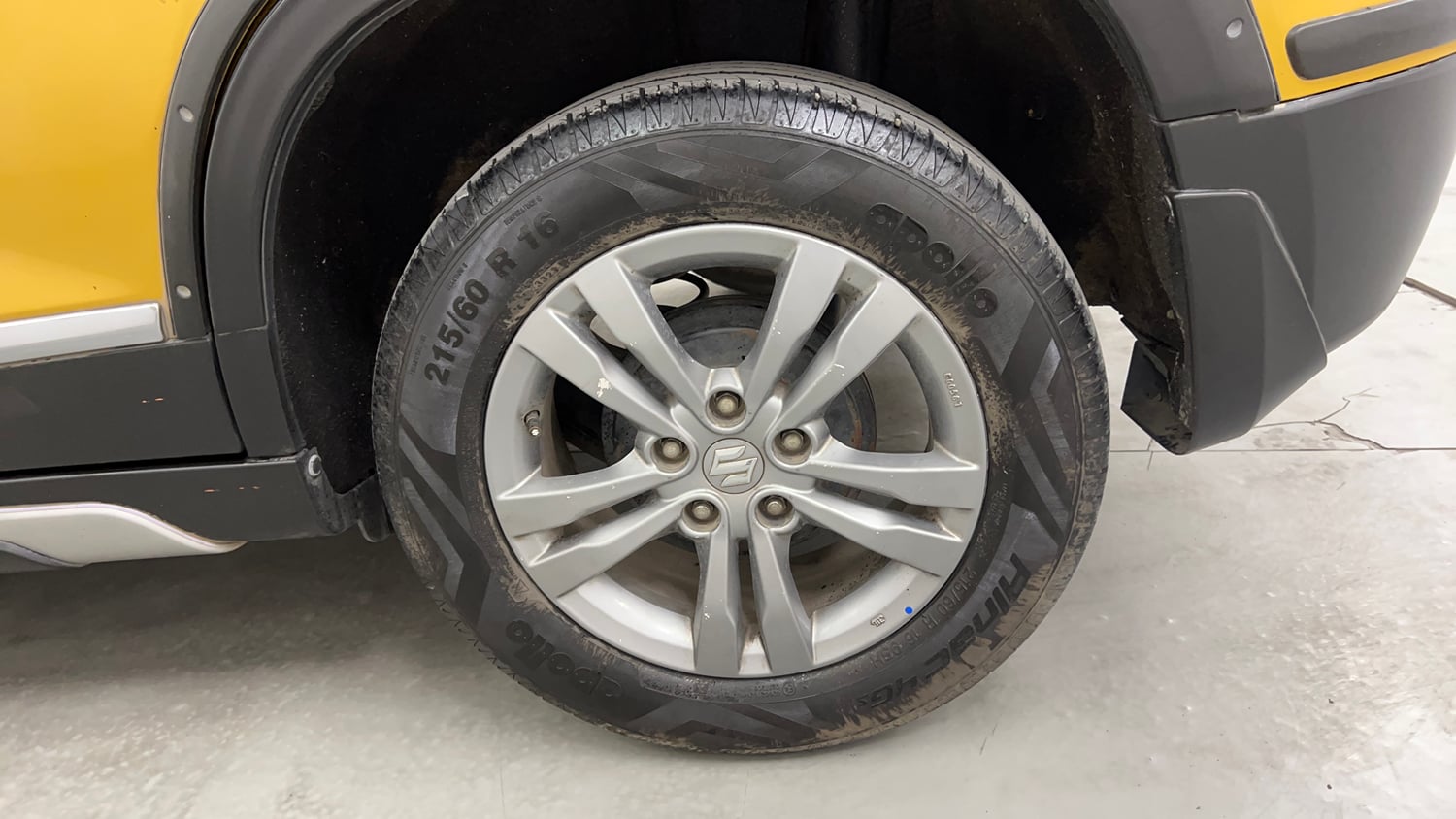 Used 2016 Maruti Suzuki Vitara Brezza ZDi+ Dual Tone Diesel Manual tyres LEFT REAR TYRE RIM VIEW