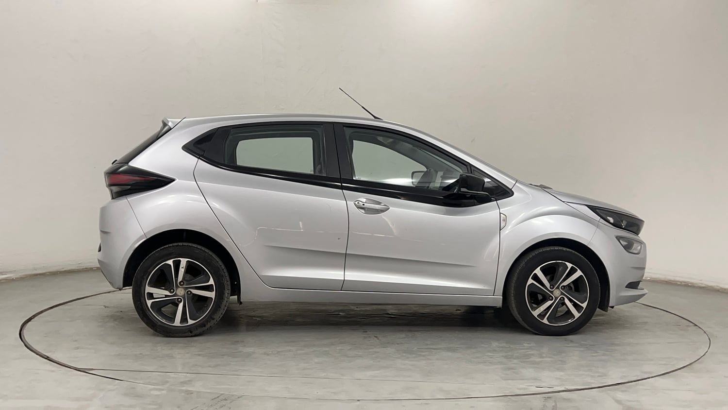 Used 2020 Tata Altroz XZ Petrol Petrol Manual exterior RIGHT SIDE VIEW