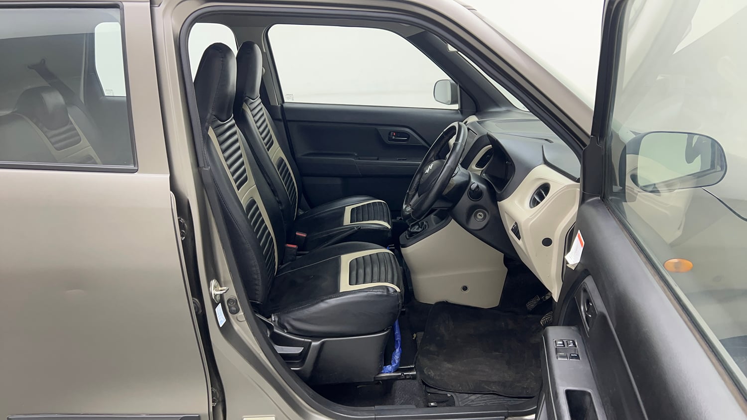 Used 2022 Maruti Suzuki Wagon R LXi (O) 1.0 CNG Cng Manual interior RIGHT SIDE FRONT DOOR CABIN VIEW