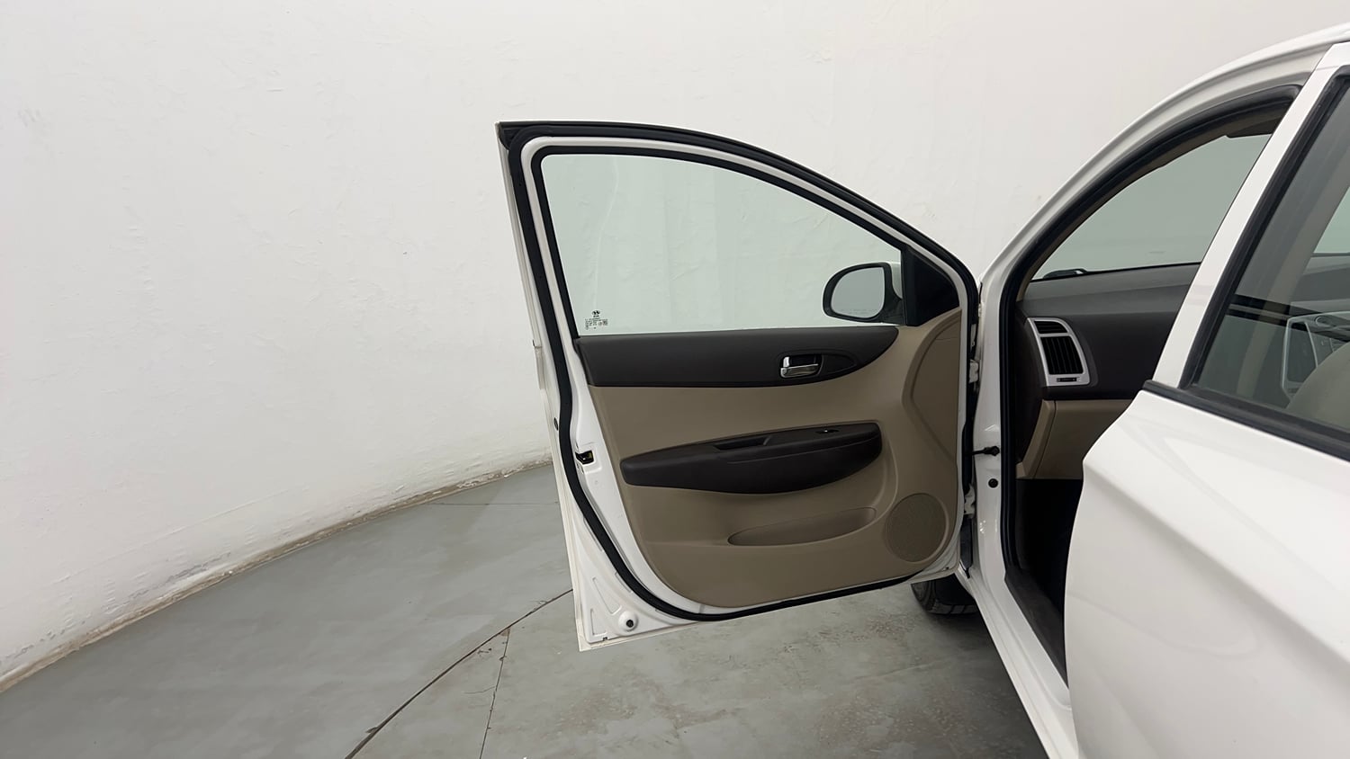 Used 2012 Hyundai i20 Sportz 1.2 BS-IV Petrol Manual interior LEFT FRONT DOOR OPEN VIEW