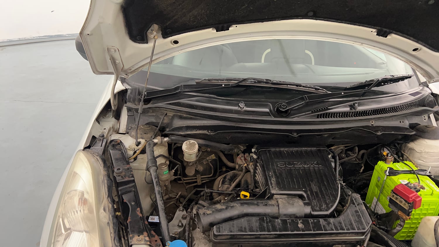 Used 2012 Maruti Suzuki Swift LXI CNG (Outside Fitted) Cng Manual engine ENGINE RIGHT SIDE HINGE & APRON VIEW