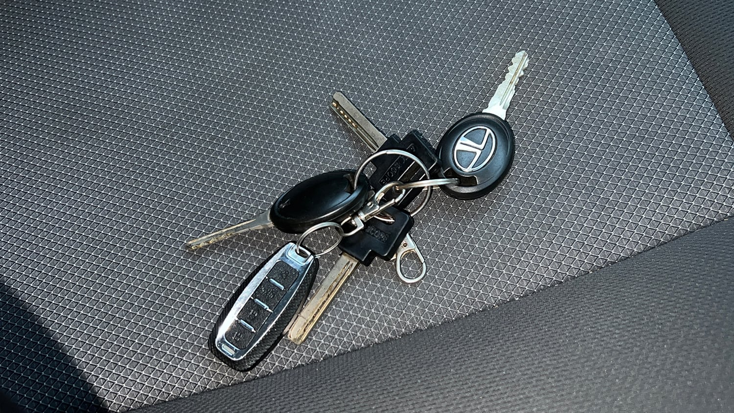 Used 2018 Tata Tiago Revotron XE Petrol Manual extra CAR KEY VIEW