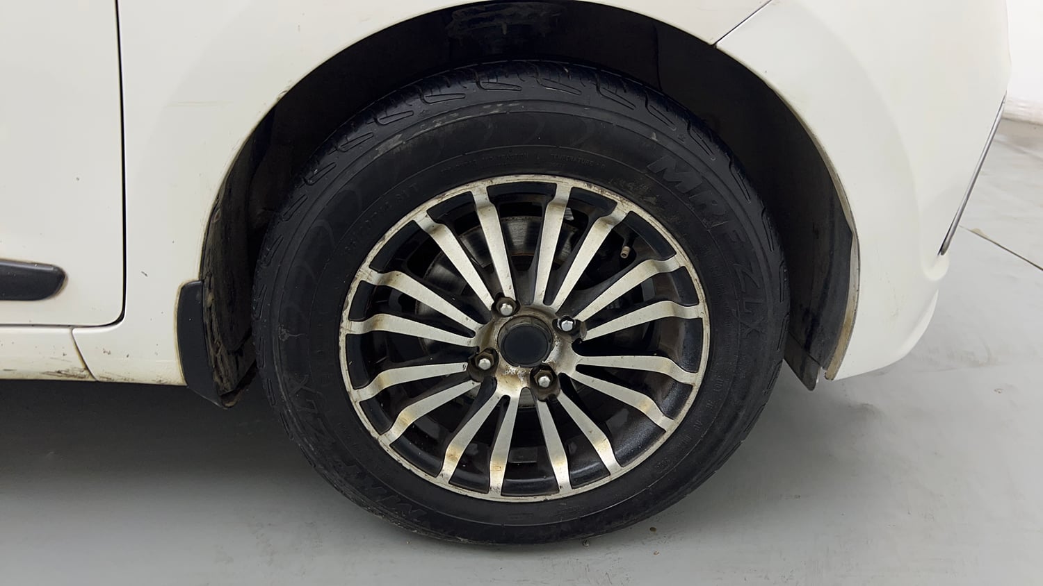 Used 2017 Hyundai Xcent Base ABS 1.2 Petrol Manual tyres RIGHT FRONT TYRE RIM VIEW