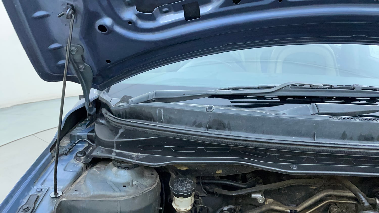 Used 2013 Hyundai i20 Magna (O) 1.2 Petrol Manual engine ENGINE RIGHT SIDE HINGE & APRON VIEW