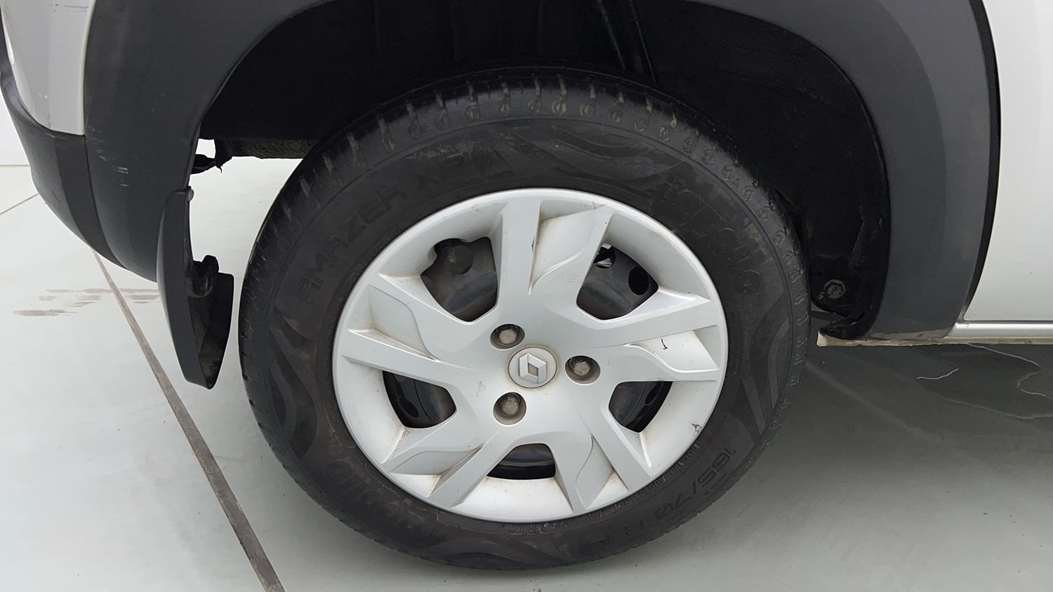 Used 2022 Renault Kwid RXT 1.0 (O) Petrol Manual tyres RIGHT REAR TYRE RIM VIEW