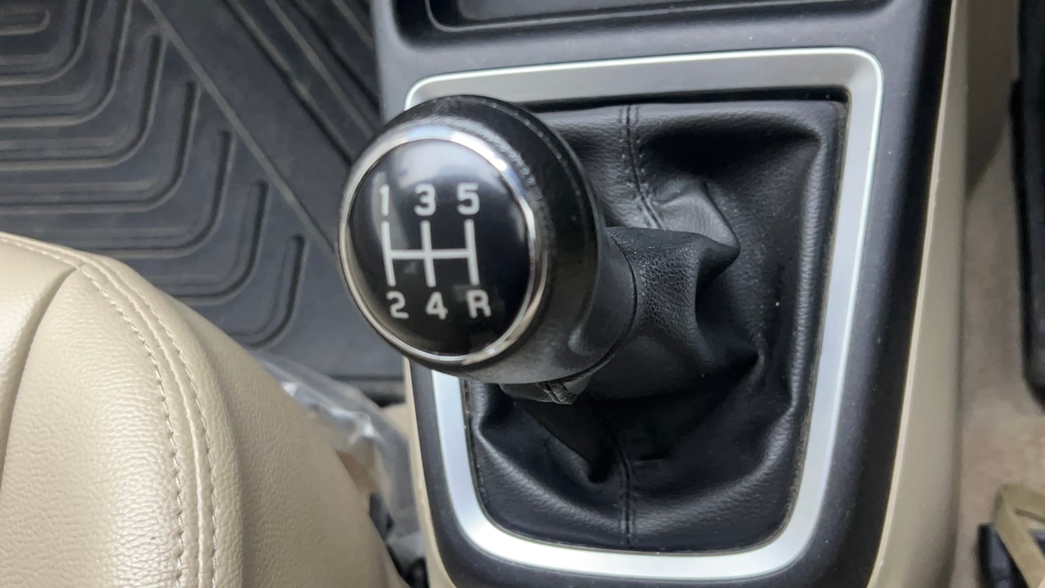 Used 2023 Maruti Suzuki Dzire VXi Petrol Manual interior GEAR  KNOB VIEW