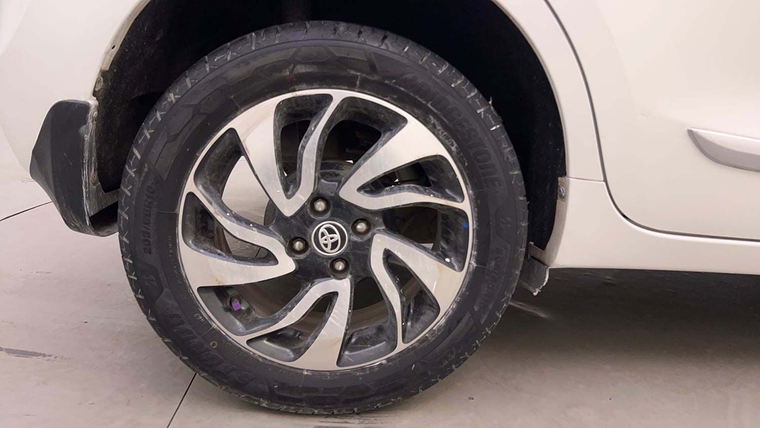 Used 2020 Toyota Glanza G CVT Petrol Automatic tyres RIGHT REAR TYRE RIM VIEW