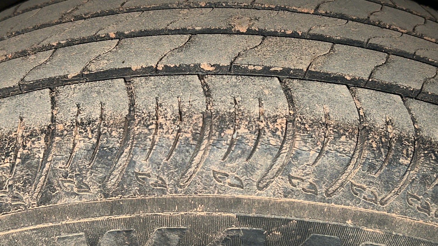 Used 2022 Renault Kiger RXT MT Petrol Manual tyres RIGHT REAR TYRE TREAD VIEW