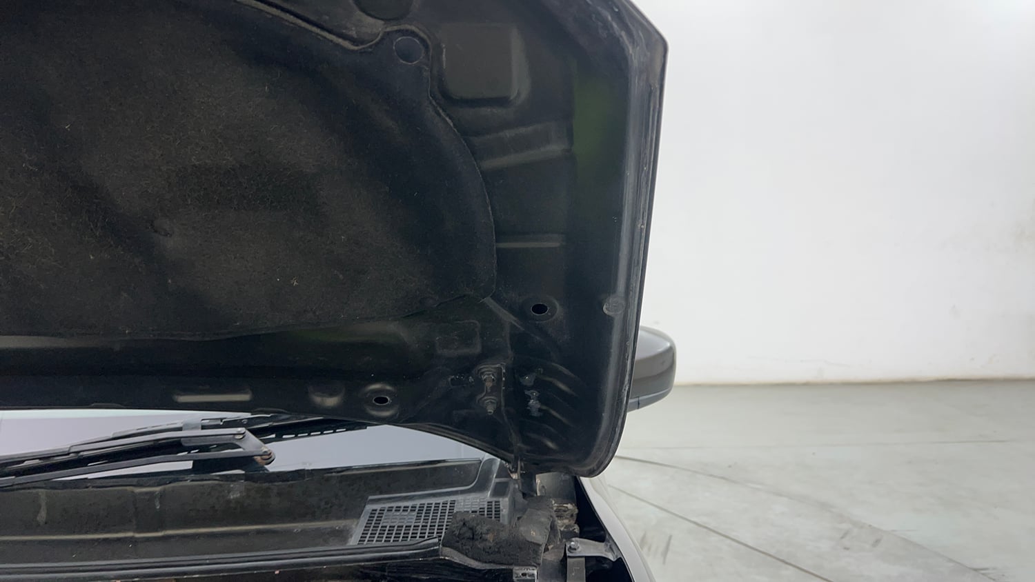 Used 2016 Renault Kwid RXL Petrol Manual engine ENGINE LEFT SIDE HINGE & APRON VIEW