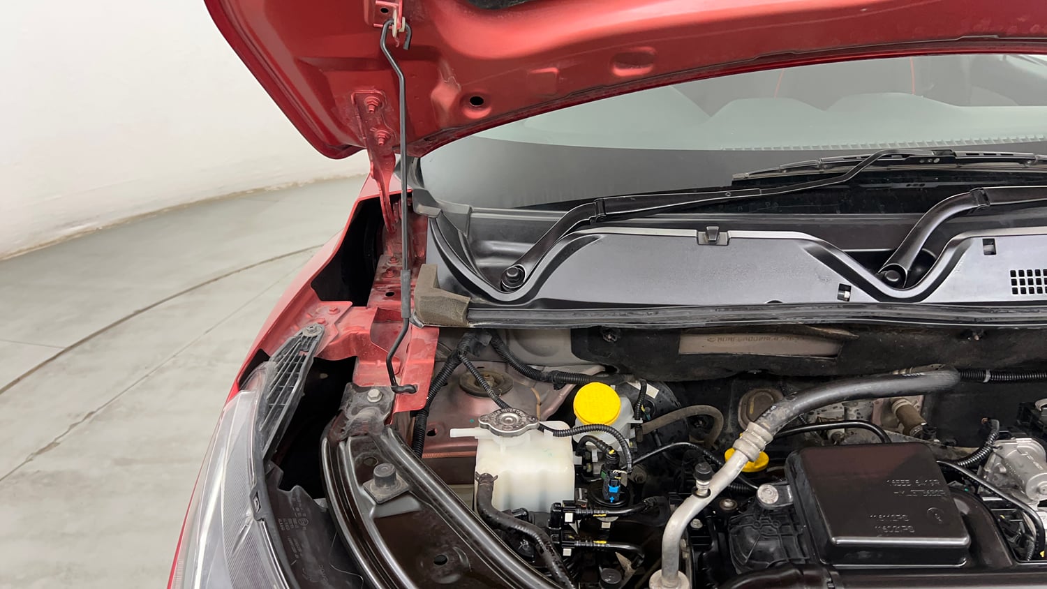 Used 2022 Nissan Magnite XV Executive Petrol Manual engine ENGINE RIGHT SIDE HINGE & APRON VIEW