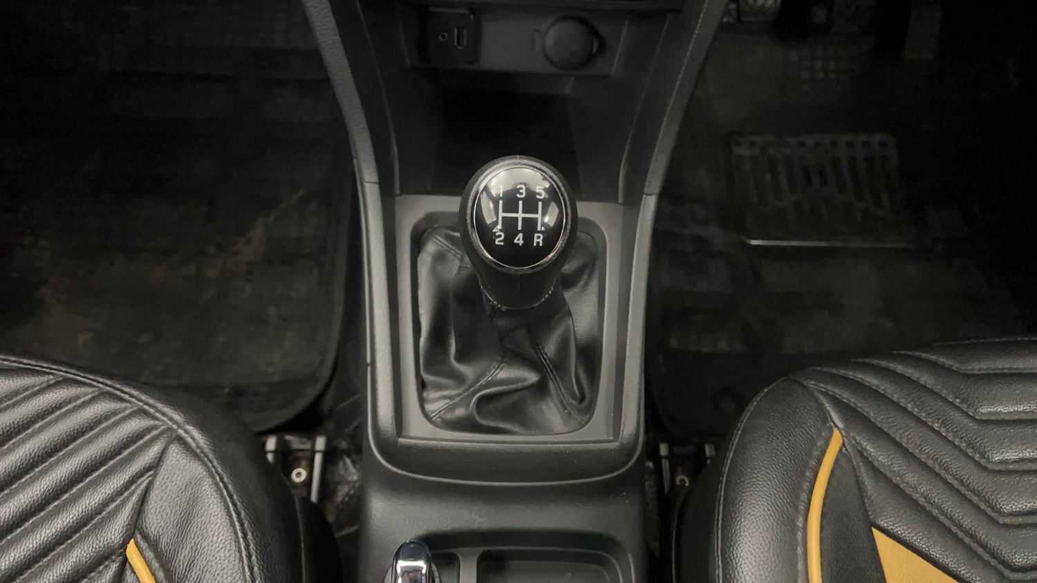 Used 2016 Maruti Suzuki Vitara Brezza ZDi+ Dual Tone Diesel Manual interior GEAR  KNOB VIEW