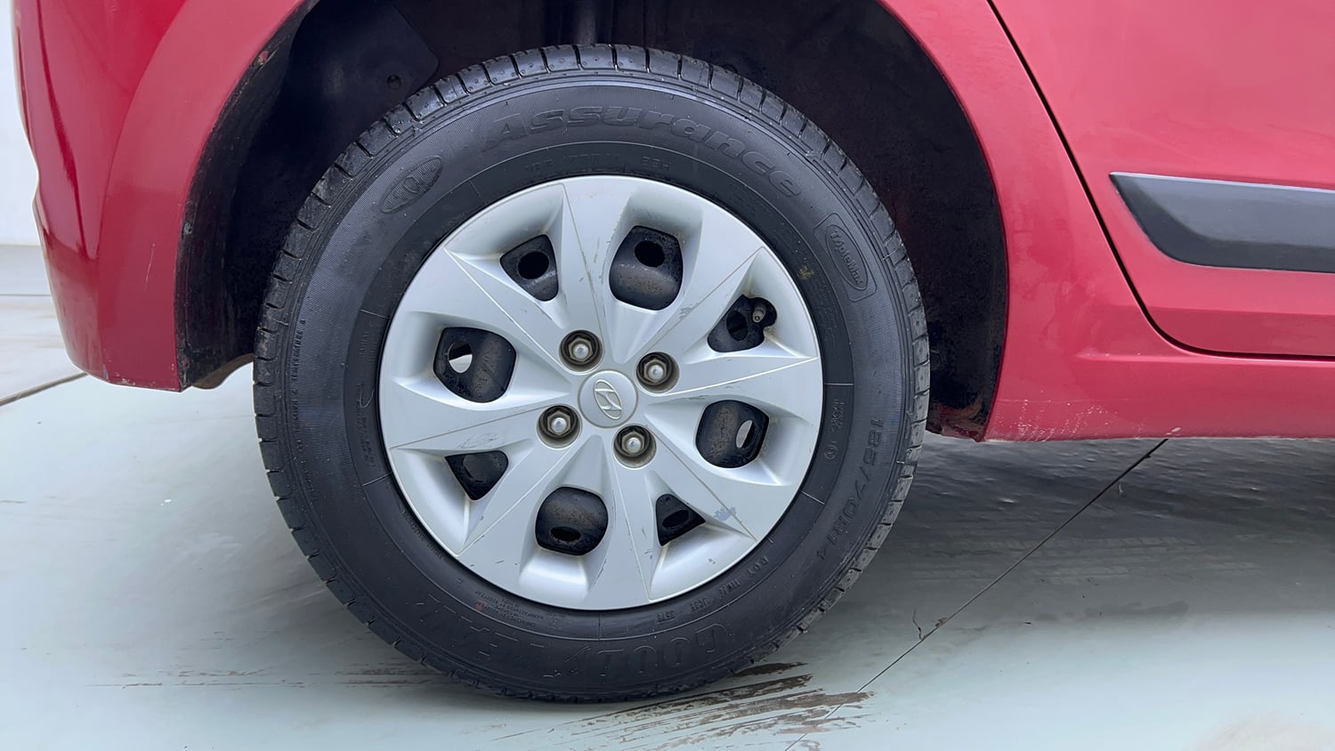Used 2016 Hyundai Elite i20 Sportz 1.2 Petrol Manual tyres RIGHT REAR TYRE RIM VIEW