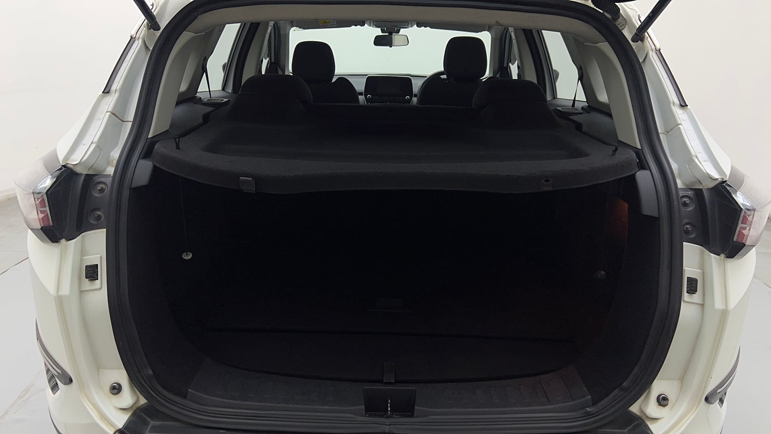 Used 2022 Tata Harrier XT Diesel Manual interior DICKY INSIDE VIEW