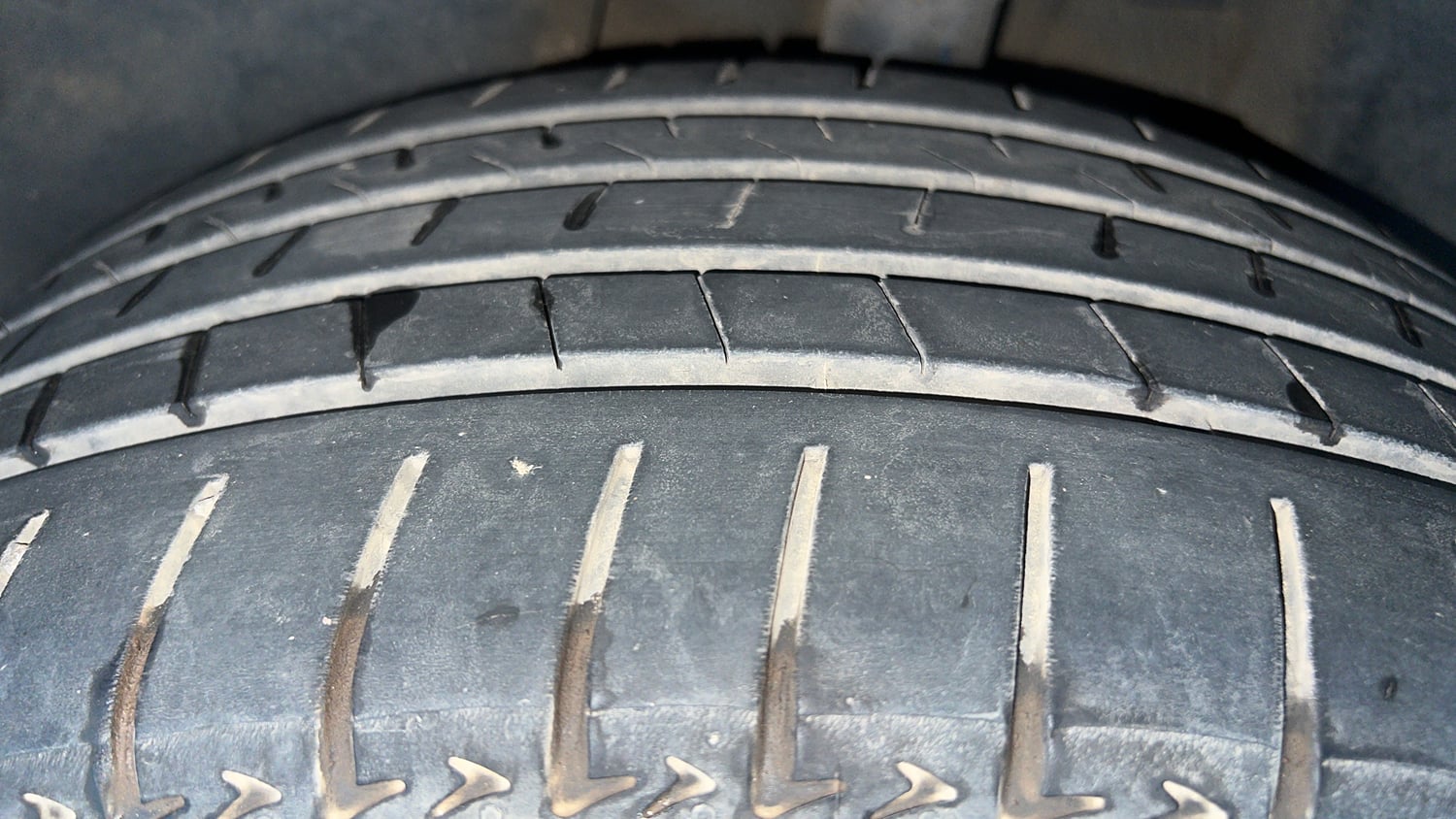 Used 2022 Jeep Meridian Limited (O) 4X2 AT Diesel Automatic tyres LEFT REAR TYRE TREAD VIEW