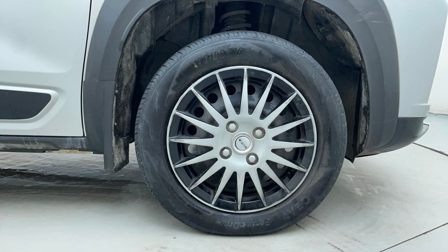 Used 2022 Renault Kiger RXE MT Petrol Manual tyres RIGHT FRONT TYRE RIM VIEW