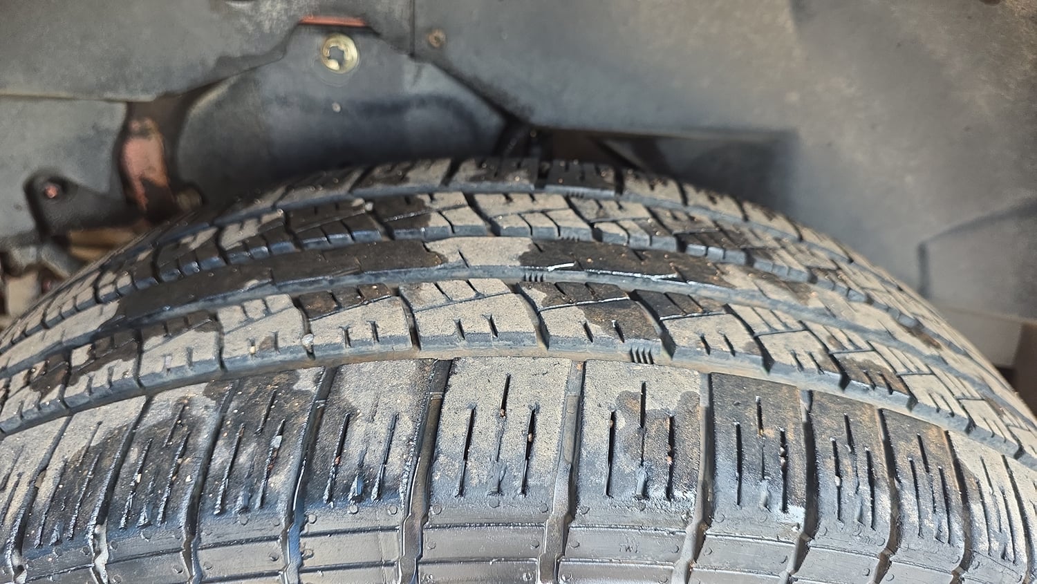 Used 2017 Mahindra XUV500 W4 Diesel Manual tyres RIGHT REAR TYRE TREAD VIEW