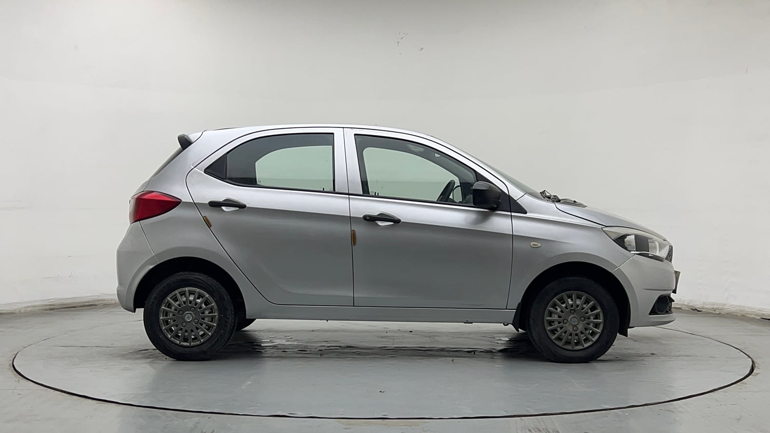 Used 2018 Tata Tiago Revotron XE Petrol Manual exterior RIGHT SIDE VIEW