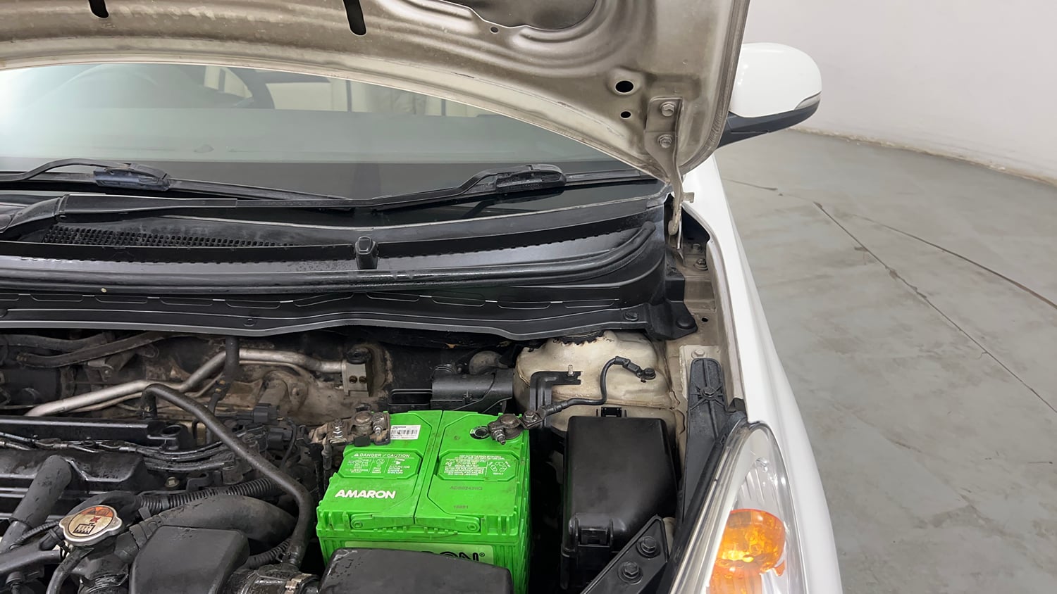 Used 2012 Hyundai i20 Sportz 1.2 BS-IV Petrol Manual engine ENGINE LEFT SIDE HINGE & APRON VIEW