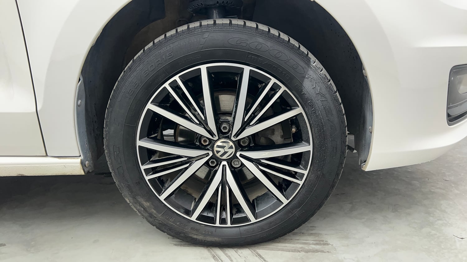 Used 2017 Volkswagen Vento Allstar 1.6 (P) Petrol Manual tyres RIGHT FRONT TYRE RIM VIEW