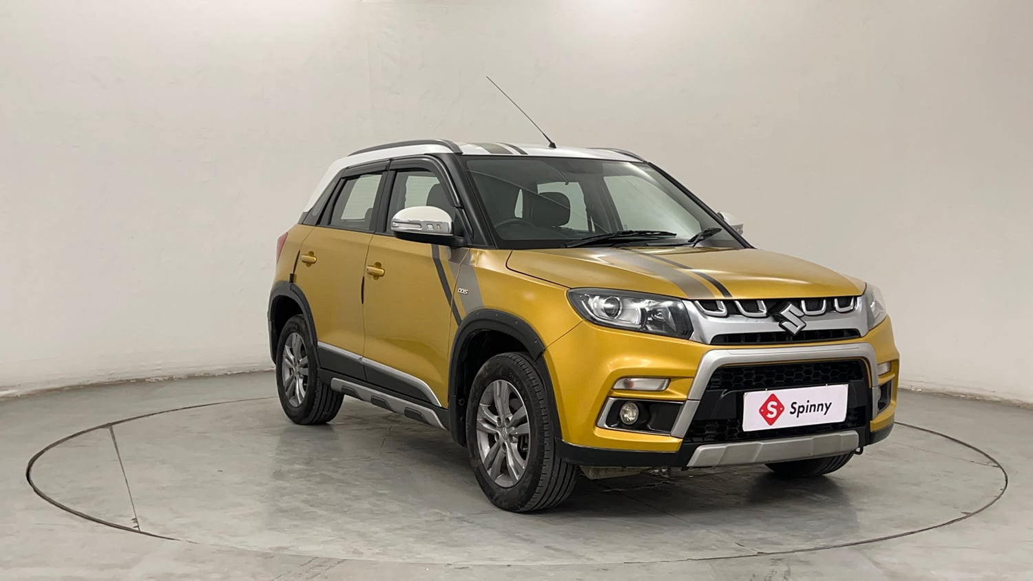 Used 2016 Maruti Suzuki Vitara Brezza ZDi+ Dual Tone Diesel Manual exterior RIGHT FRONT CORNER VIEW