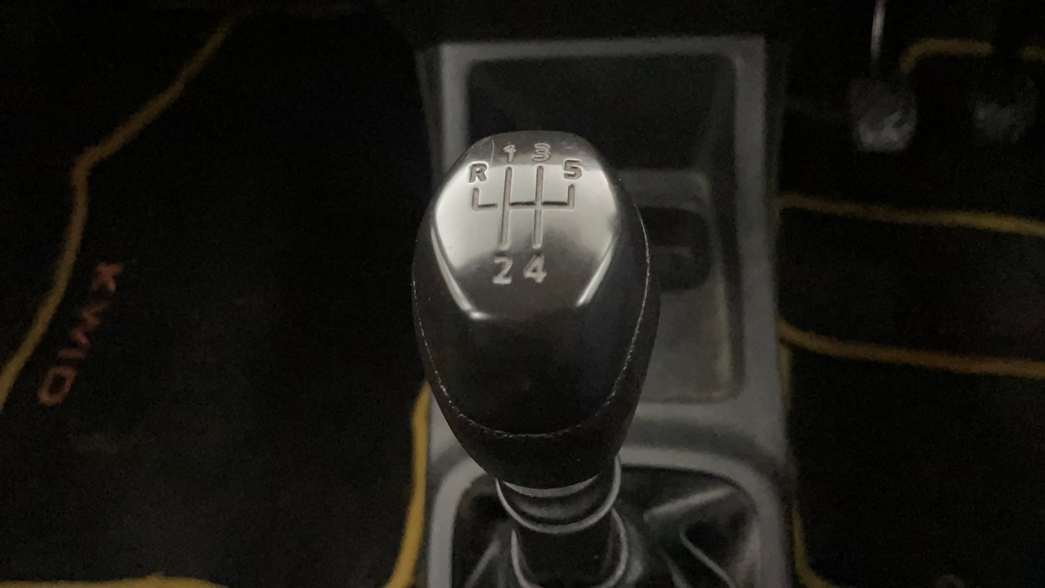 Used 2018 Renault Kwid 1.0 RXT Petrol Manual interior GEAR  KNOB VIEW