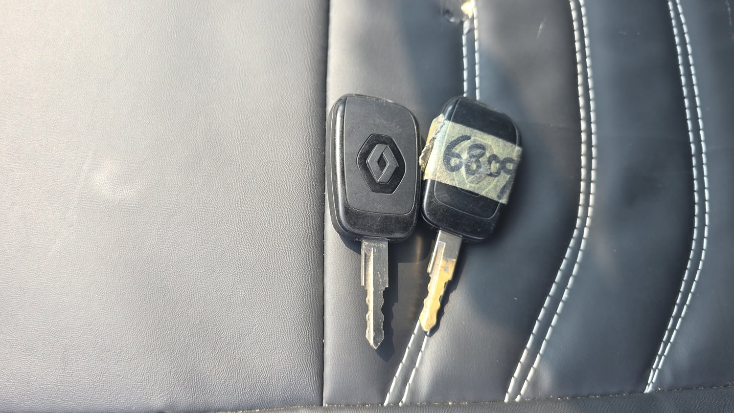 Used 2021 Renault Kwid RXT 1.0 Opt Petrol Manual extra CAR KEY VIEW