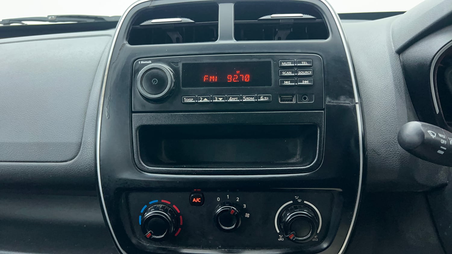 Used 2016 Renault Kwid RXL Petrol Manual interior MUSIC SYSTEM & AC CONTROL VIEW
