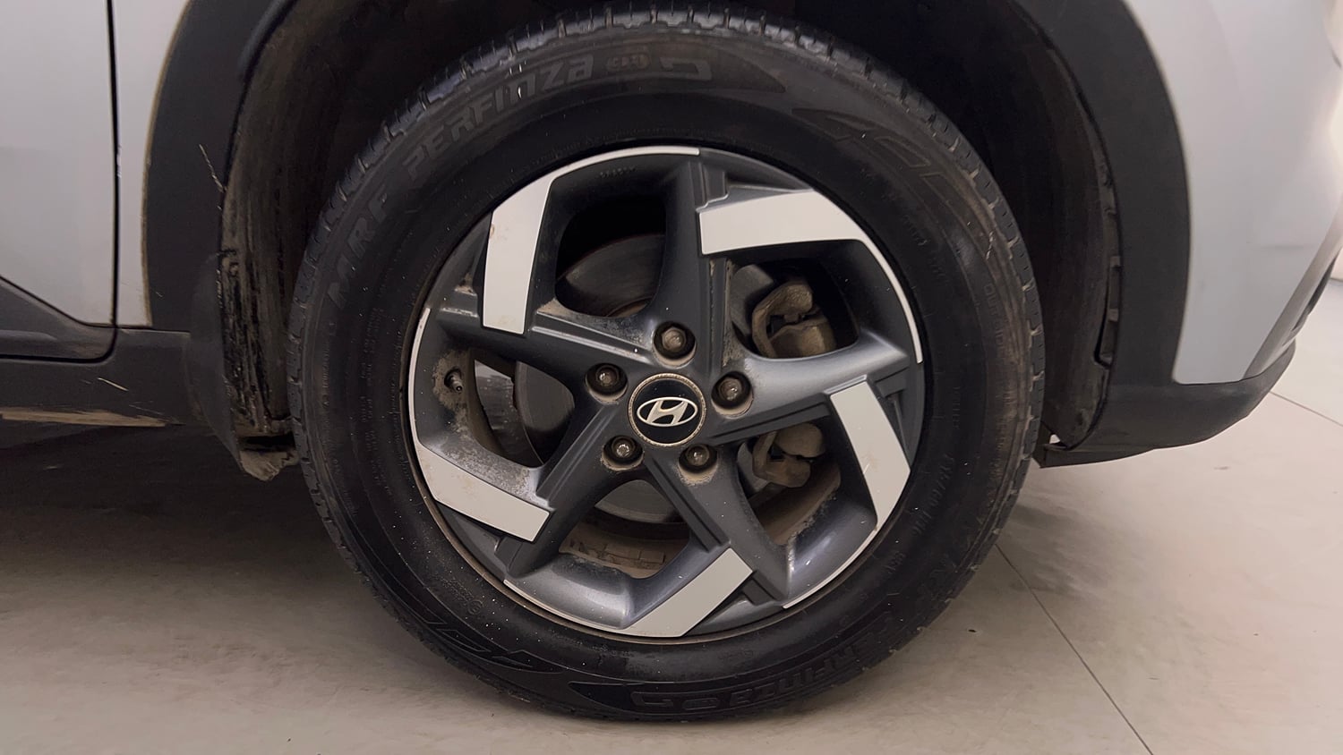 Used 2019 Hyundai Venue SX Plus 1.0 Turbo DCT Petrol Automatic tyres RIGHT FRONT TYRE RIM VIEW