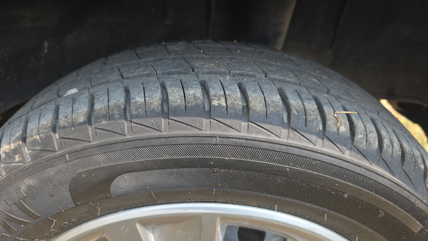 Used 2021 Renault Kwid RXT 1.0 Opt Petrol Manual tyres LEFT REAR TYRE TREAD VIEW