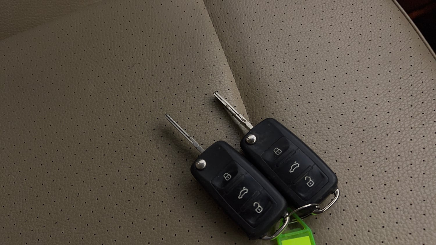 Used 2016 Volkswagen Vento Highline 1.2 (P) AT Petrol Automatic extra CAR KEY VIEW