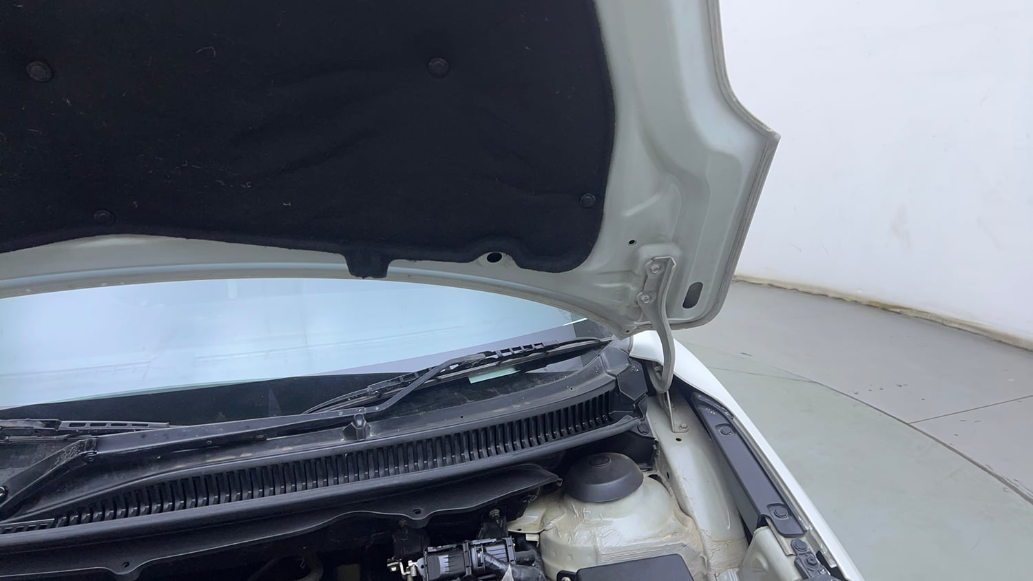 Used 2018 Maruti Suzuki Baleno Zeta 1.2 Petrol Manual engine ENGINE LEFT SIDE HINGE & APRON VIEW
